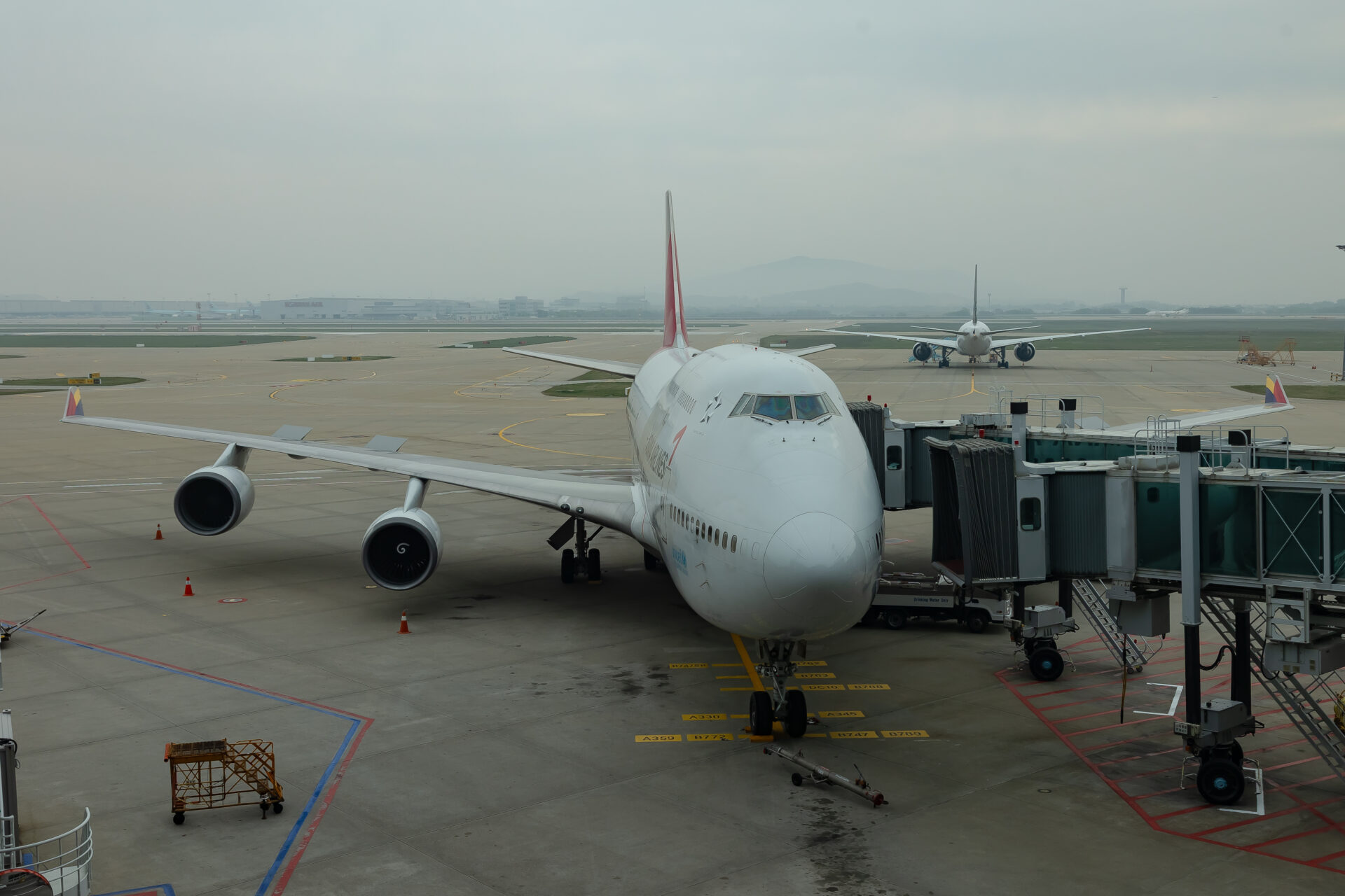 Asiana Boeing 747-400 OZ102