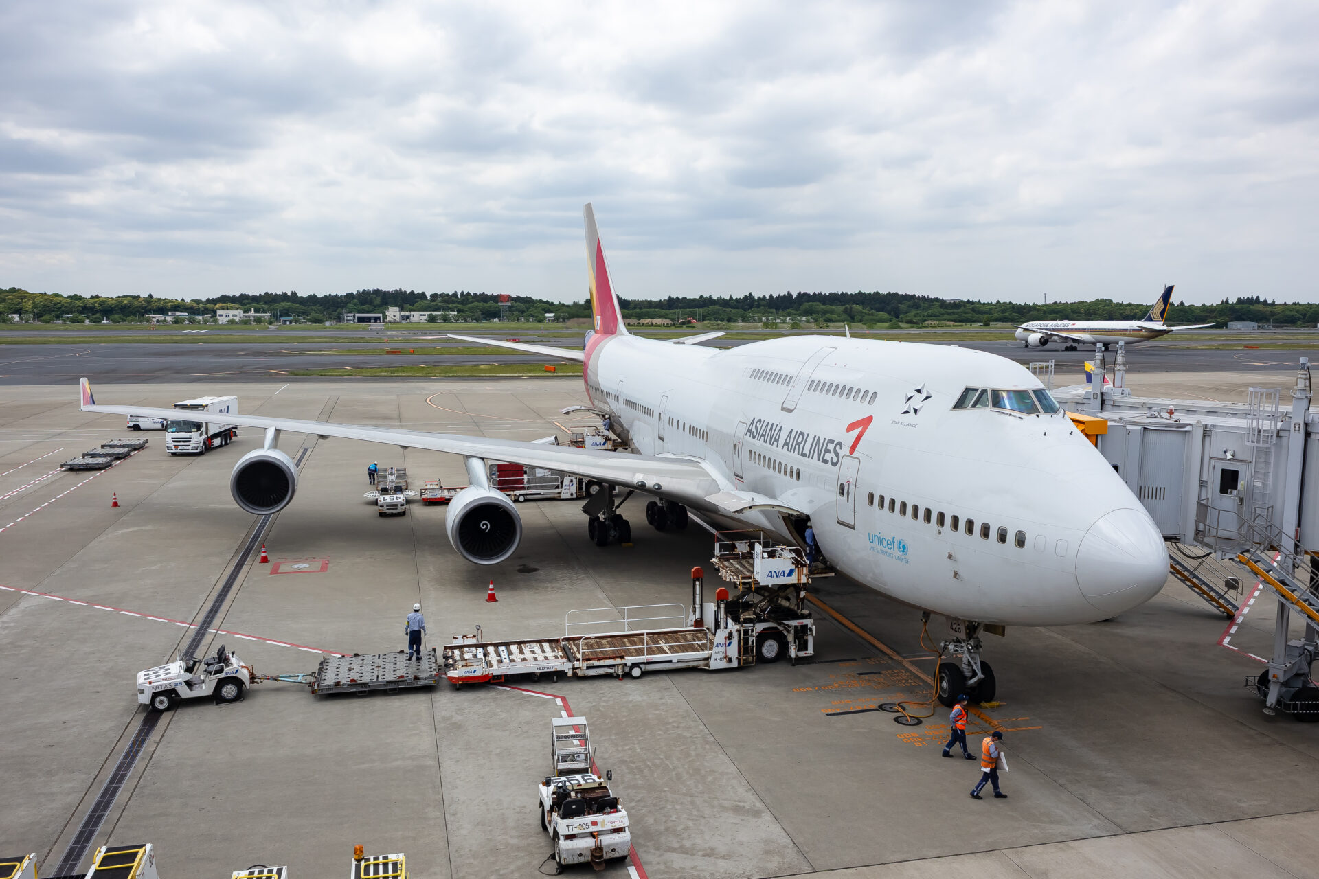Asiana Boeing 747-400 OZ102